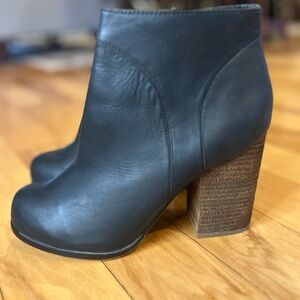 Jeffrey Campbell Hanger Black Leather Ankle Boots w Stacked Heel Like New!